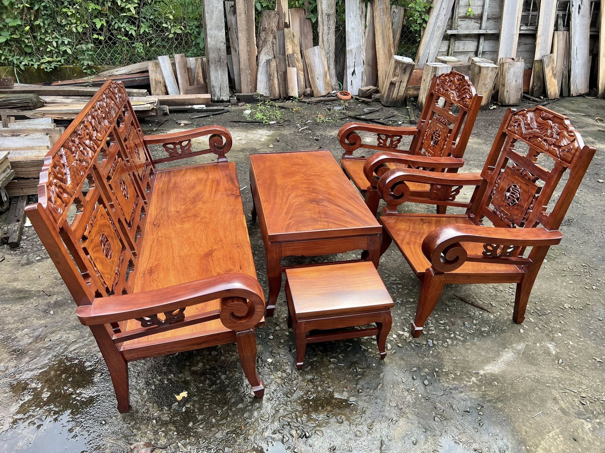 thu-mua-ban-ghe-go-cao-cap