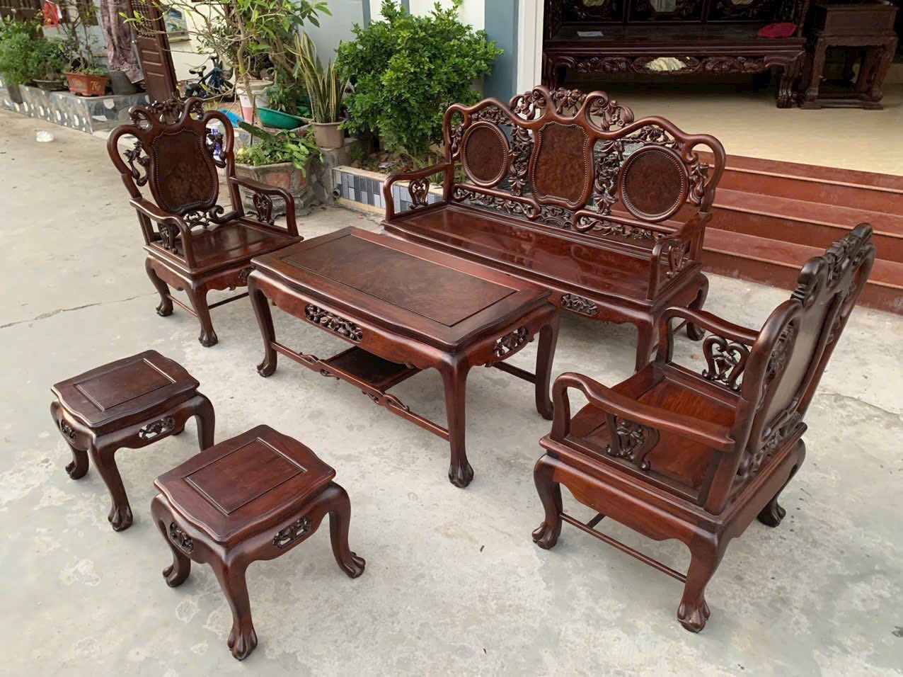 thu-mua-ban-ghe-go-cao-cap