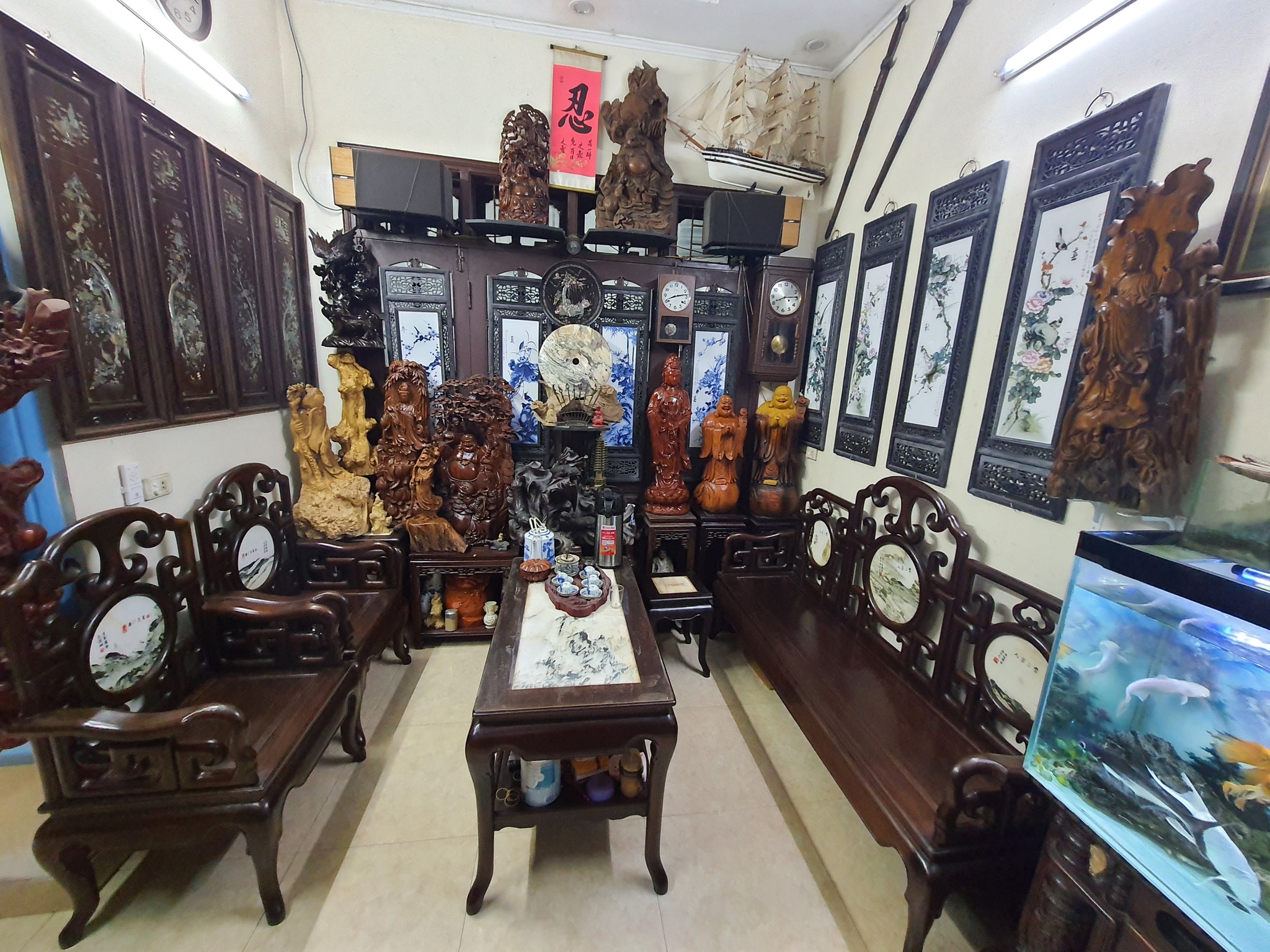 thu-mua-ban-ghe-go-cao-cap