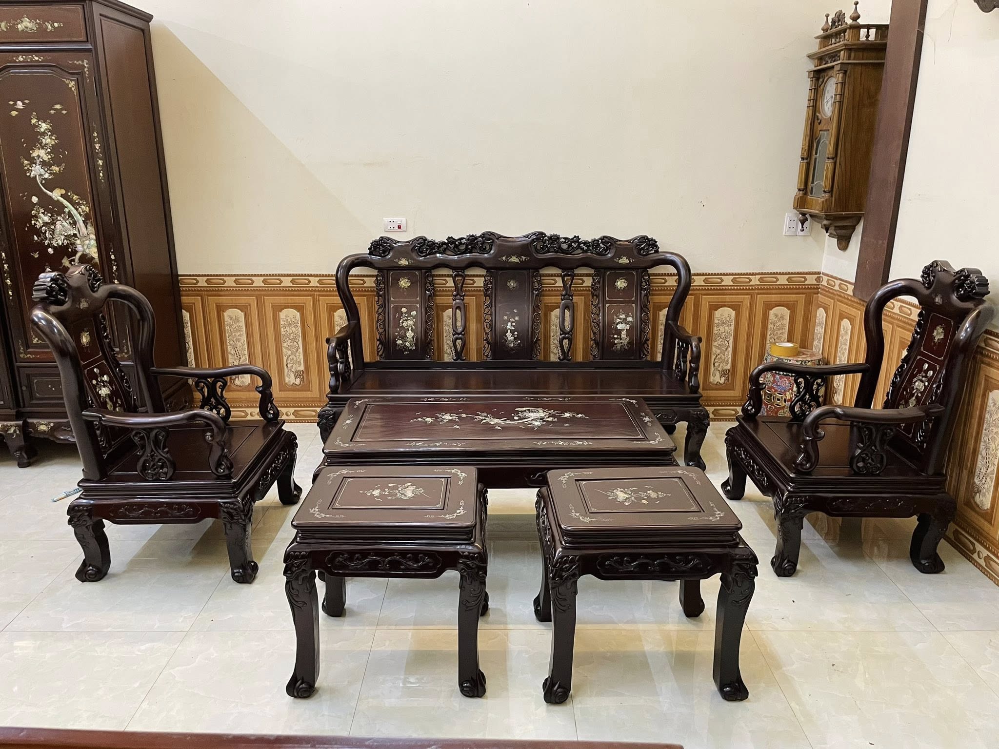 thu-mua-ban-ghe-go-gia-cao