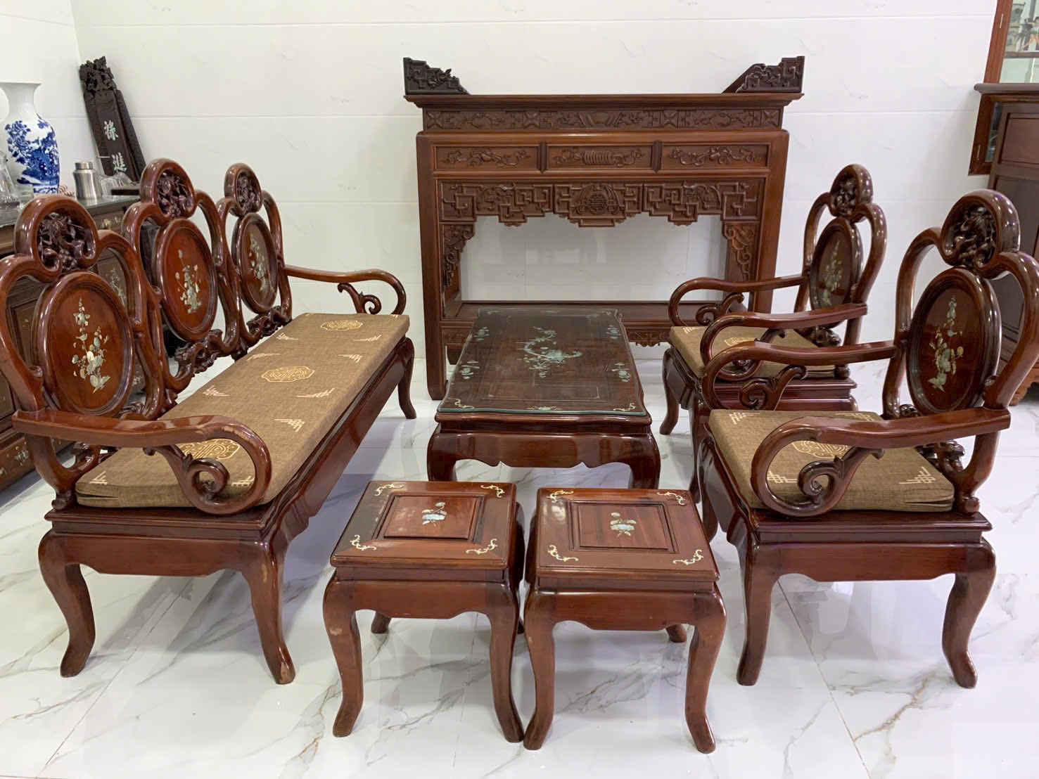 thu-mua-ban-ghe-go-gia-cao